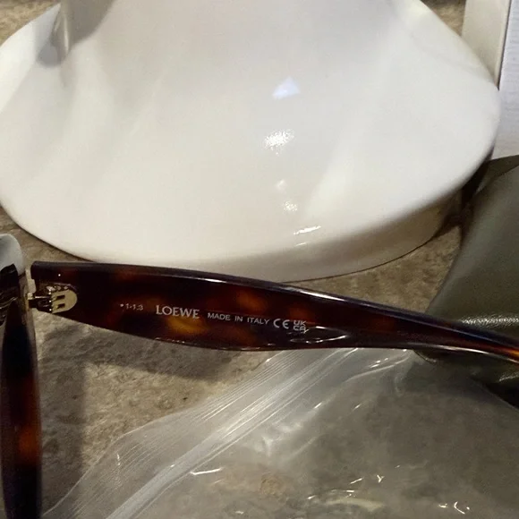 Used Loewe Women's Dark Tortoise Sunglasses LW501531 - Picture 7 of 7